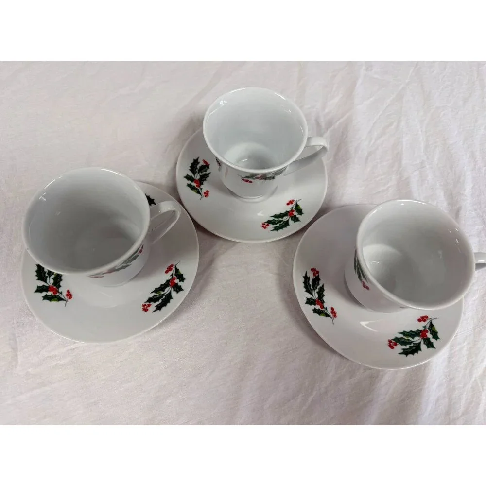 Alco Industries Holly & Berries Christmas teacup and saucer Vintage‎